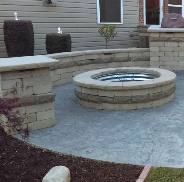 Camel Buff Seat Wall with Accent Stone and Limestone Cap